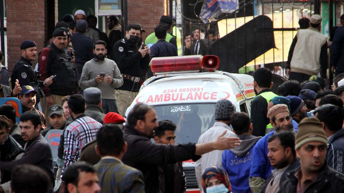 Počet obětí sebevražedného útoku na mešitu v Pákistánu stoupl na 83